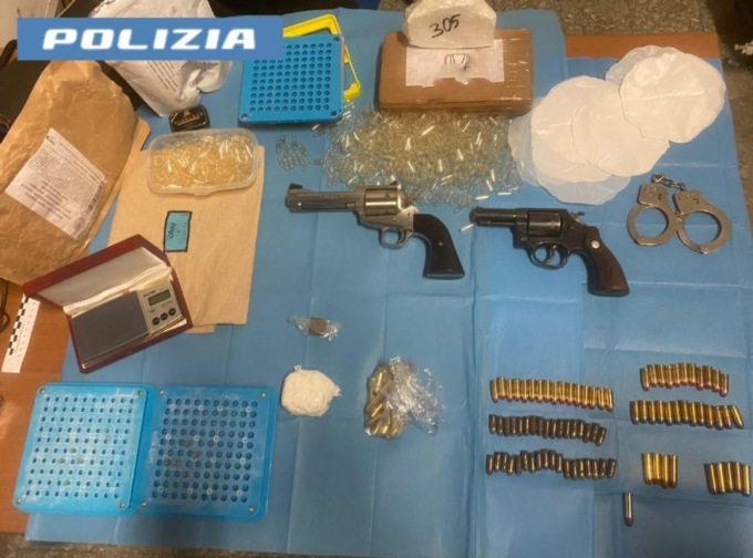 ROMA: ARMI E DROGA IN CASA, ARRESTATO UN UOMO