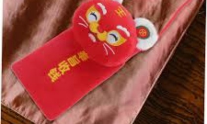 Cina: tigre di stoffa porta atmosfera festiva durante il Capodanno lunare