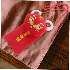 Cina: tigre di stoffa porta atmosfera festiva durante il Capodanno lunare