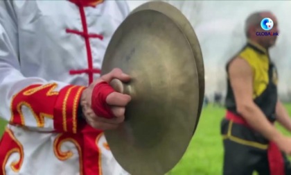 Italia: atleta di kung fu appassionato di danza del drago