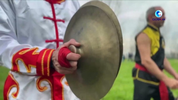 Italia: atleta di kung fu appassionato di danza del drago