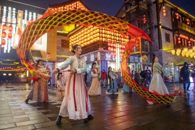 Cina-Italia: abiti tradizionali cinesi riemergono come trend di moda 