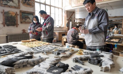 Cina: Heilongjiang, artigianato del legno a Yichun
