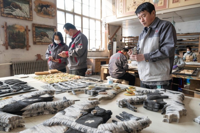 Cina: Heilongjiang, artigianato del legno a Yichun