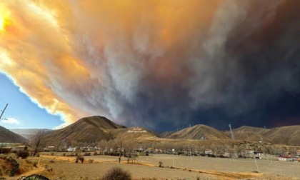 Cina: lotta a un incendio boschivo nel Sichuan 