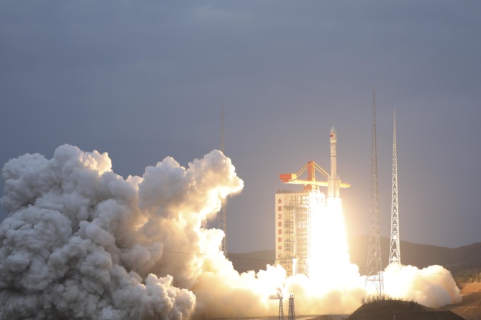 Cina: lancia nuovo satellite per monitorare ambienti atmosferico, spaziale