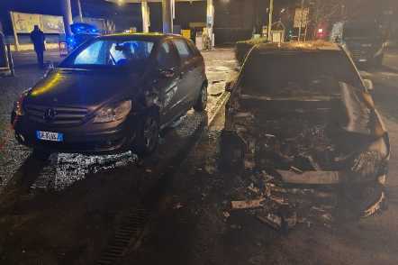 LATINA: DUE AUTO A FUOCO IN VIA ISONZO