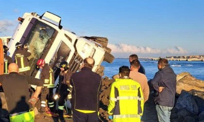 ROMA: CAMION FINISCE SULLA SCOGLIERA AD OSTIA