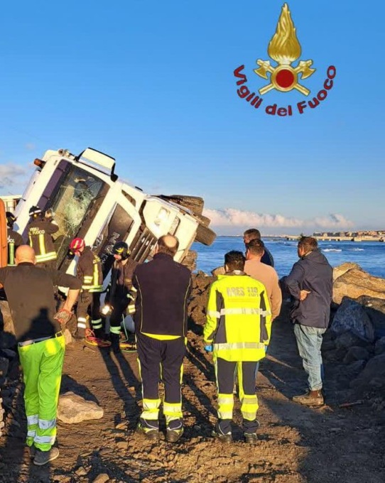 ROMA: CAMION FINISCE SULLA SCOGLIERA AD OSTIA