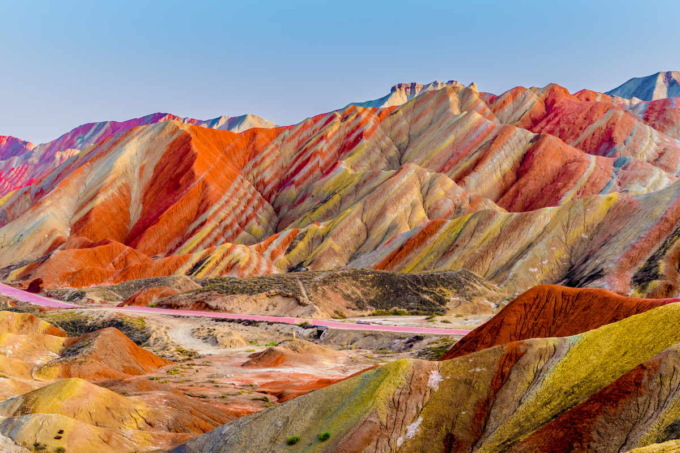 Suggestivo spettacolo di rocce colorate adorna un monte nello Xinjiang