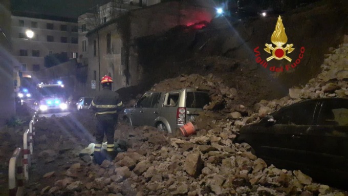 ROMA: CROLLA UN MURO DI CINTA, AUTO SEPOLTE DALLE MACERIE
