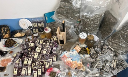 ROMA: NASCONDEVANO IN DUE CASE 35 CHILI DI DROGA