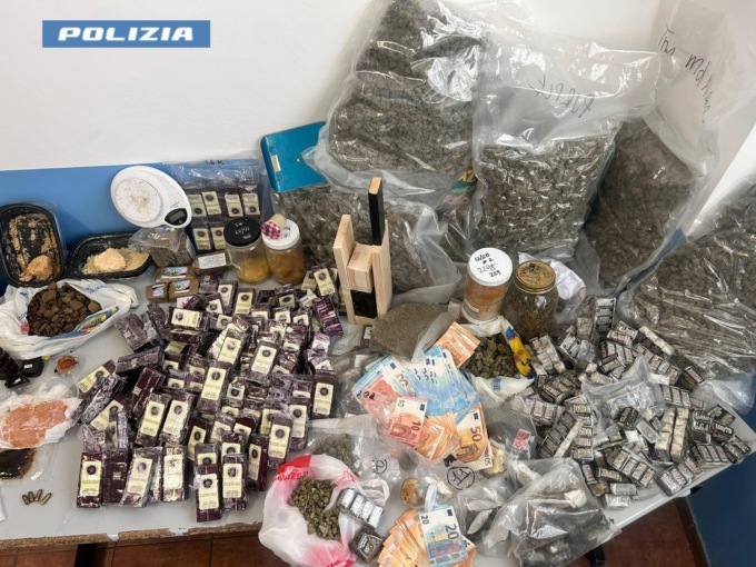 ROMA: NASCONDEVANO IN DUE CASE 35 CHILI DI DROGA