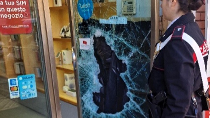 LATINA: FURTO DI TELEFONINI, SI INDAGA