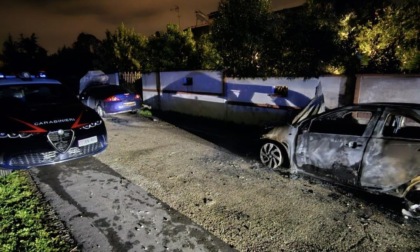 LATINA: DUE AUTO A FUOCO NELLA NOTTE