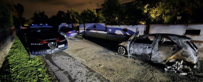 LATINA: DUE AUTO A FUOCO NELLA NOTTE