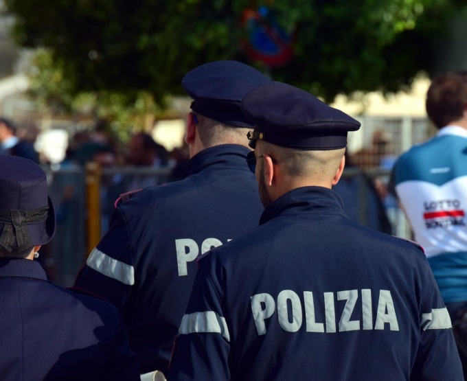 ROMA: RAPINATORE CERCA DI STUPRARLA, SALVATA DAL MARITO