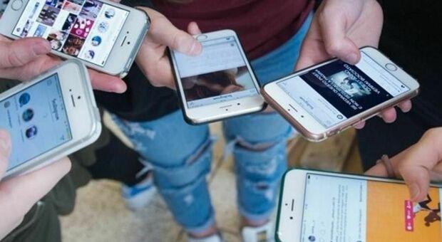 LATINA: STUDENTESSE SPOGLIATE CON L’APP, LE INDAGINI