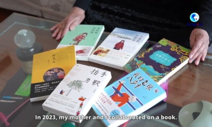 Cina: da analfabeta ad acclamata autrice, storia d’ispirazione di un’anziana