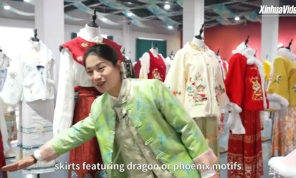 Cina: gonna “a faccia di cavallo” diventa una moda di tendenza virale