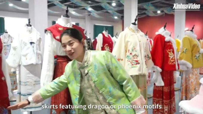 Cina: gonna “a faccia di cavallo” diventa una moda di tendenza virale