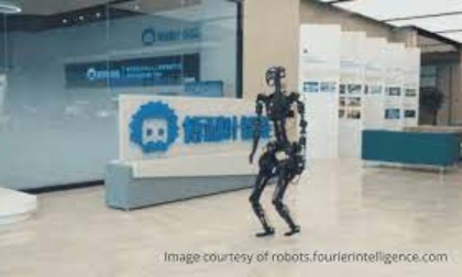 Robot bipede sviluppato in Cina completa test nella natura