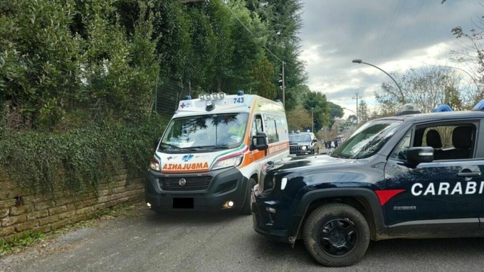 ROMA: LEI LO LASCIA, LUI SPARA AL FIGLIO E LA SEQUESTRA