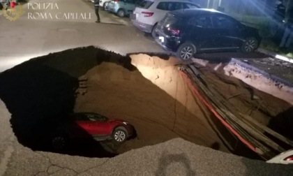 ROMA: SI APRE VORAGINE E INGHIOTTE DUE AUTO