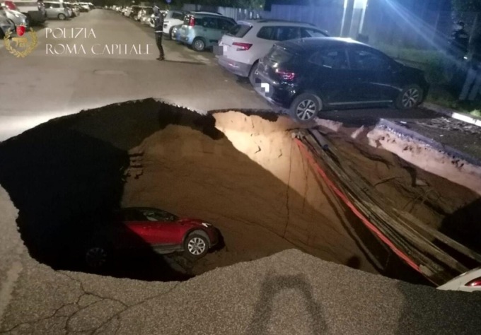 ROMA: SI APRE VORAGINE E INGHIOTTE DUE AUTO