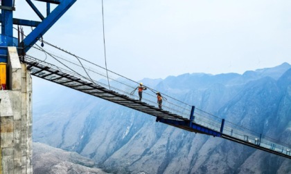 Cina: Guizhou, cantiere del ponte del grand canyon Huajiang