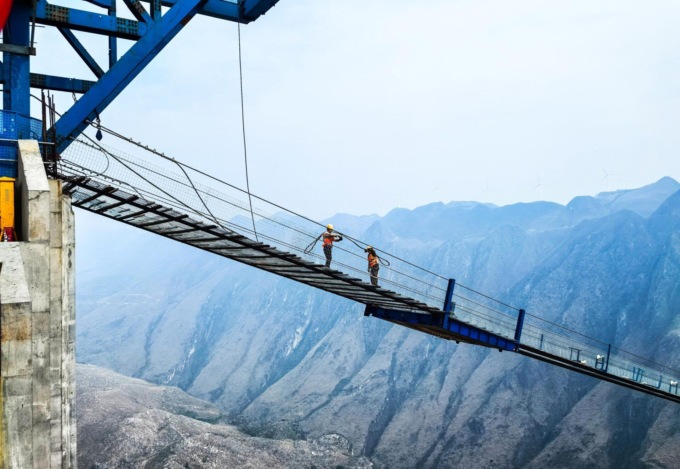 Cina: Guizhou, cantiere del ponte del grand canyon Huajiang