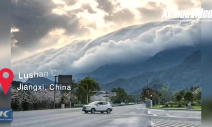 Cittadina cinese ammira il fenomeno di un mare di nubi