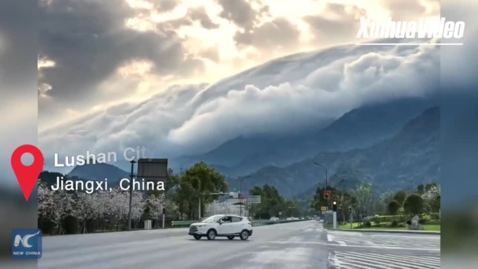 Cittadina cinese ammira il fenomeno di un mare di nubi