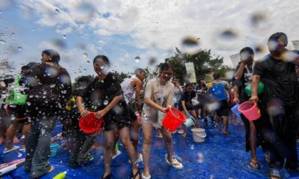 Cina: festival degli spruzzi d’acqua a Mangshi nello Yunnan
