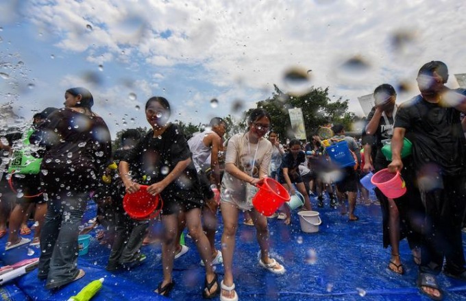 Cina: festival degli spruzzi d’acqua a Mangshi nello Yunnan