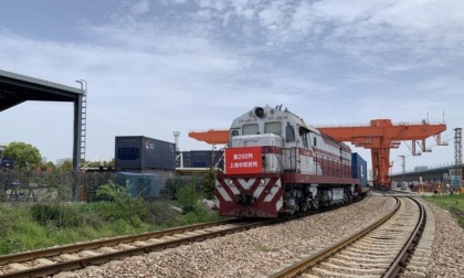 Treno merci Cina-Europa lascia una stazione a Shanghai