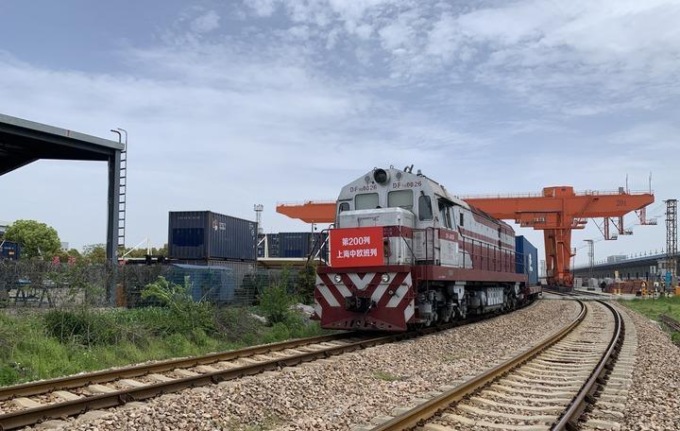 Treno merci Cina-Europa lascia una stazione a Shanghai