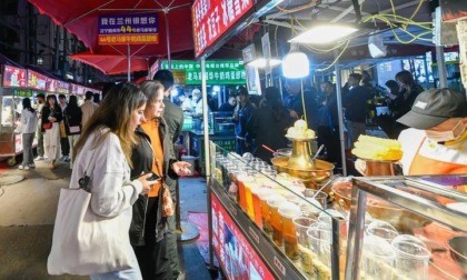 Cina: Gansu, economia notturna stimola turismo in vista di Festa lavoratori (3)