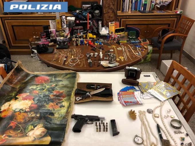 ROMA: SGOMINATA BANDA DI LADRI, 4 ARRESTI