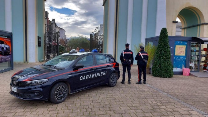 VALMONTONE: LADRI DI VESTITI ALL’OUTLET, TRE ARRESTI