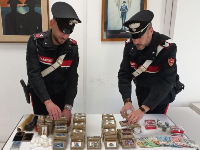 ARDEA: 11 CHILI DI DROGA IN CANTINA, ARRESTATO