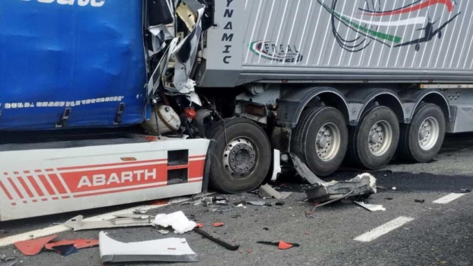 SAN VITTORE: MAXI TAMPONAMENTO TRA TIR, UN MORTO