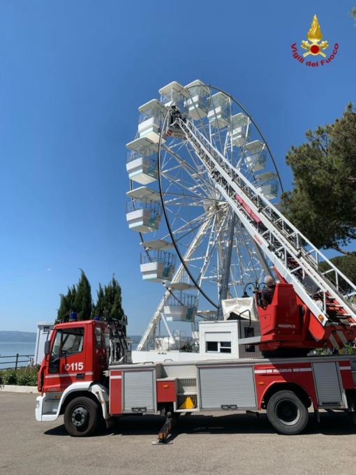 BOLSENA: BLOCCATI SULLA RUOTA PANORAMICA, FAMIGLIA SALVATA DAI VIGILI DEL FUOCO
