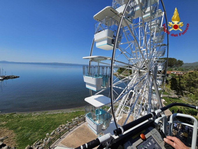 BOLSENA: FAMIGLIA BLOCCATA SULLA RUOTA PANORAMICA