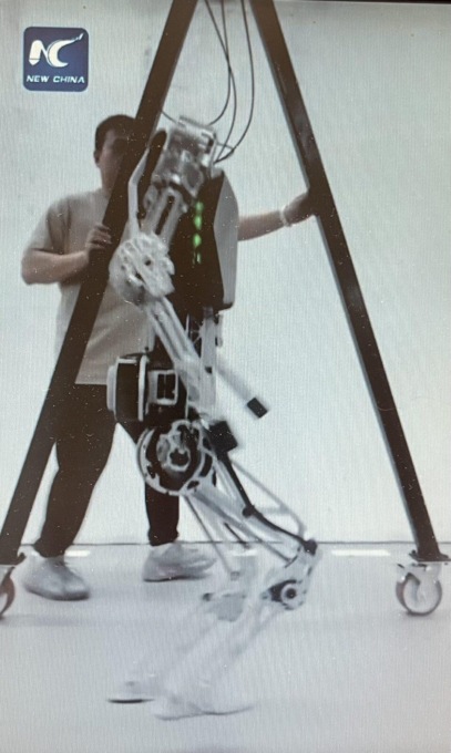 Robot umanoide di fabbricazione cinese sale le scale