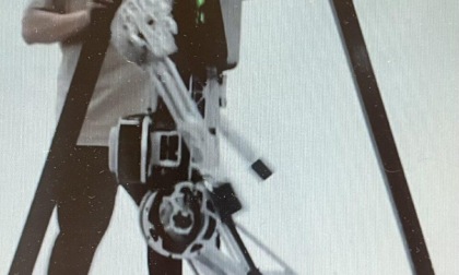 Robot umanoide di fabbricazione cinese sale le scale