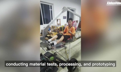 Cina: 22enne appassionato di aviazione pilota il suo aereo auto-costruito