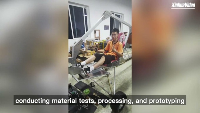 Cina: 22enne appassionato di aviazione pilota il suo aereo auto-costruito