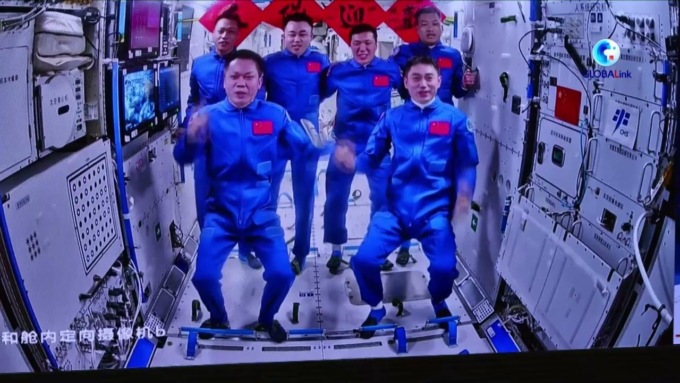 Cina: astronauti di Shenzhou-18 entrano nella stazione spaziale