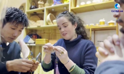 Cina: Tianshui, studenti stranieri sperimentano arte di intreccio bambù